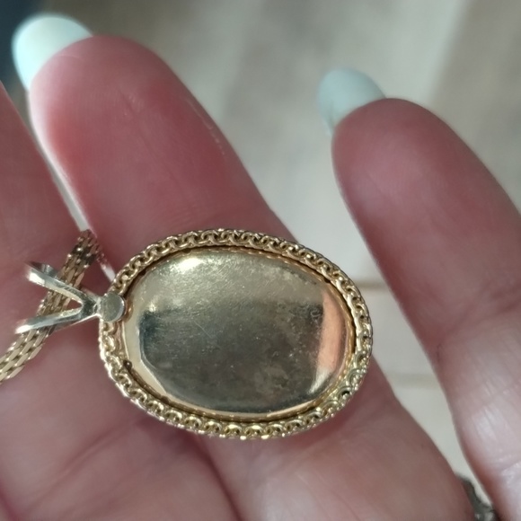 Vintage cameo silhouette necklace, gold color - Picture 3 of 5